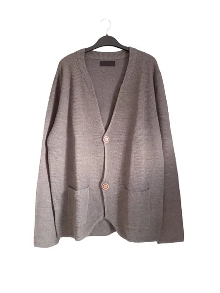 Univaersal V-neck sweater